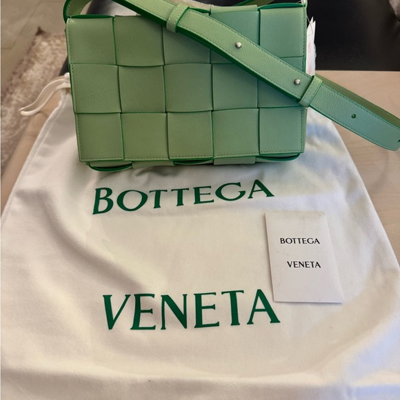 Bottega Veneta Cassette leather crossbody bag - Picture 2 of 13